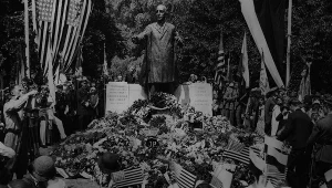 Uroczystości w amerykańskim Dniu Niepodległości pod pomnikiem Woodrowa Wilsona w Poznaniu (1931 r.)