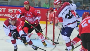 Zamieszanie pod bramką "Pasów". Filip Drzewiecki (numer 84), tyłem Patryk Noworyta, w tle Damian Słaboń