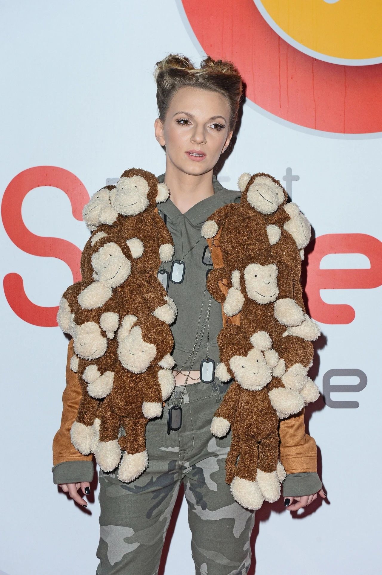 Sarsa obwieszona małpami