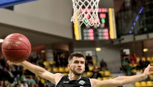 Koszykarz PGE Turowa Zgorzelec Jacek Jarecki (C) podczas meczu Ekstraklasy ze Stelmetem BC Zielona Góra