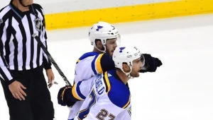 Alex Pietrangelo (numer 27) z St. Louis Blues, który zapewnił im triumf w Pittsburghu