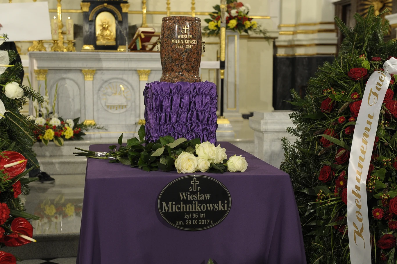Pożegnanie Wiesława Michnikowskiego rozpoczęło się w czwartek, 5 października, mszą świętą w kościele świętego Karola Boromeusza w Warszawie. Artysta został pochowany na Powązkach.