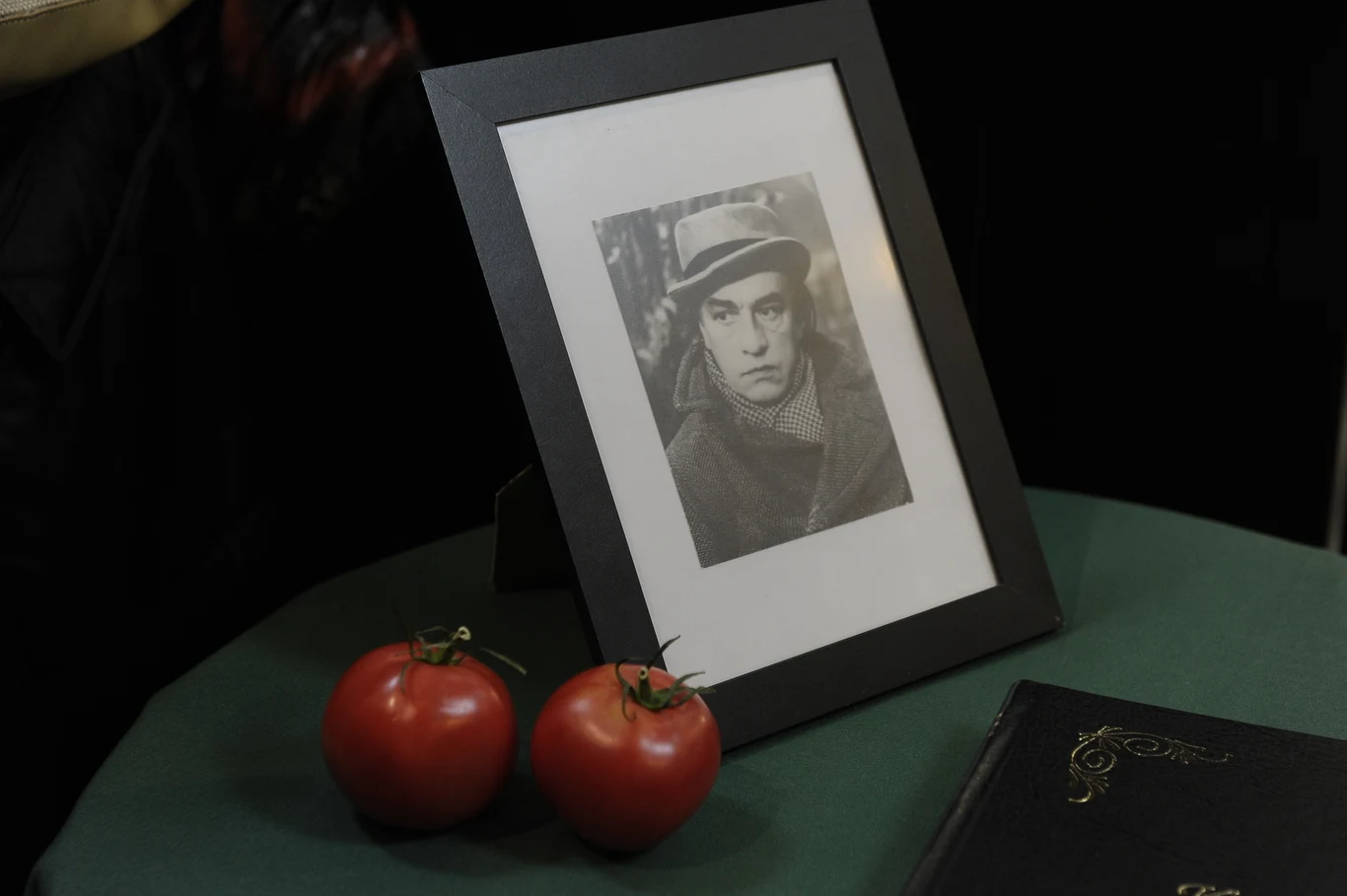 Artysta był wykonawcą słynnych przebojów Kabaretu Starszych Panów, m.in. "Wesołe jest życie staruszka", "Addio pomidory" czy "Jeżeli kochać". Był też odtwórcą pamiętnej roli Jej Ekscelencji w "Seksmisji" Juliusza Machulskiego.