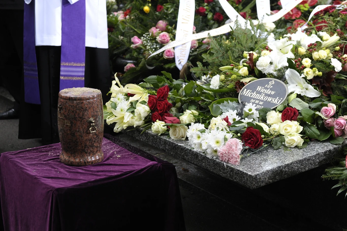 Wiesław Michnikowski został pochowany na warszawskich Starych Powązkach w grobowcu rodzinnym.