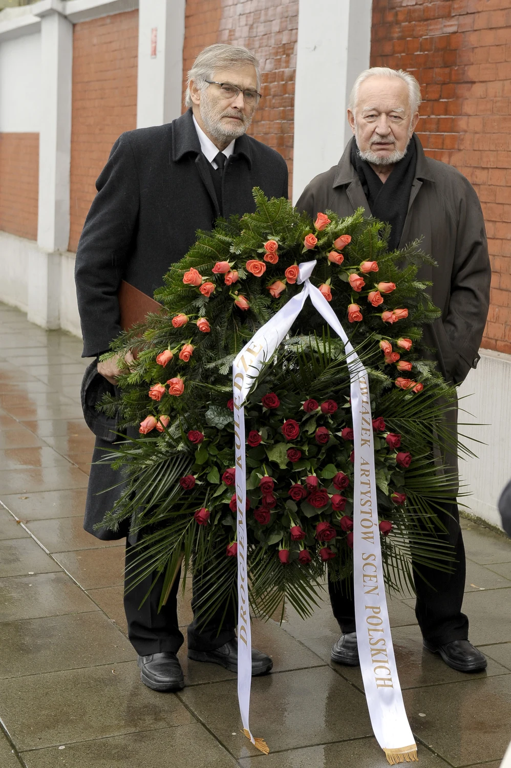 Olgierd Łukaszewicz i Krzysztof Kumor z wieńcem od Związku Artystów Scen Polskich