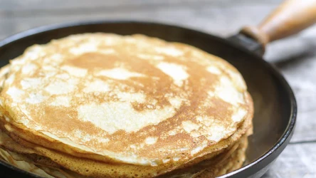 Naleśniki można zrobić bez kropli mleka. Warto zastąpić je napojem roślinnym. 