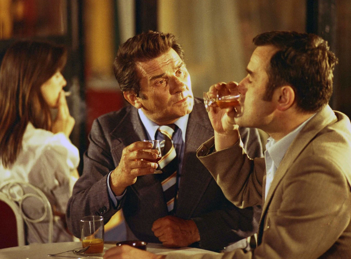 Ryszard Pietruski w scenie z serialu "Czterdziestolatek"