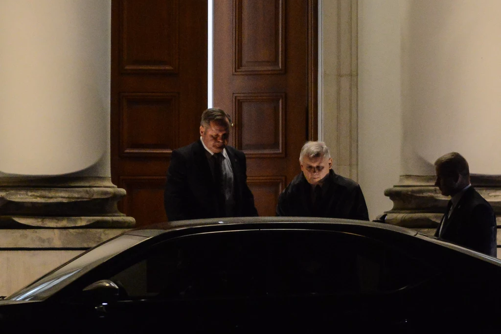 Prezes PiS Jarosław Kaczyński wychodzi z Belwederu