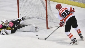 Zawodnik Comarch Cracovii Damian Kapica strzela pierwszego gola w meczu z Tauronem KH GKS Katowice