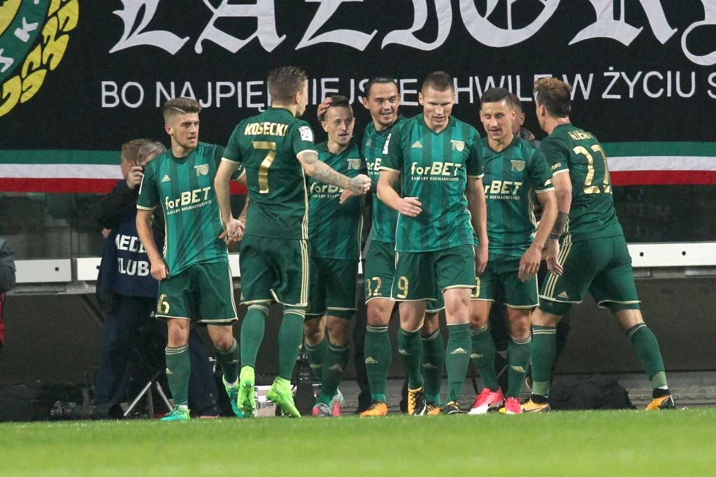 Piłkarze Śląska Wrocław cieszą się ze zdobycia bramki Piłkarze Śląska Wrocław cieszą się ze zdobycia bramki