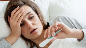 Każda gorączka utrzymująca się dłużej niż trzy dni jest najprawdopodobniej dowodem na pojawienie się dodatkowej infekcji bakteryjnej albo innych powikłań, które koniecznie należy skonsultować z lekarzem.