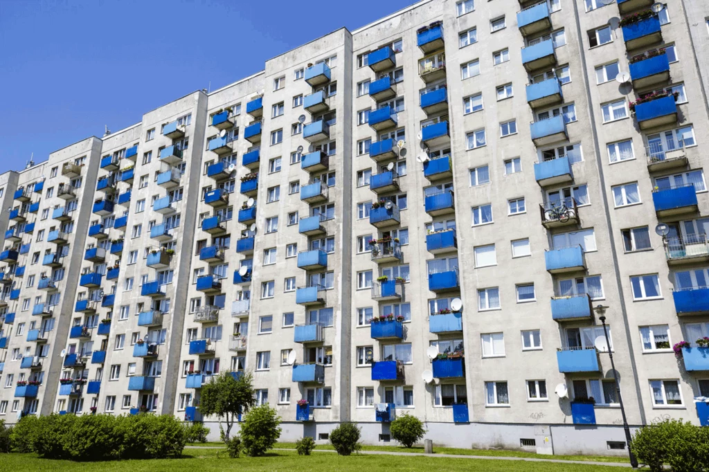 Wygodniej jest zrzucić śmieci zsypem niż zwozić je windą