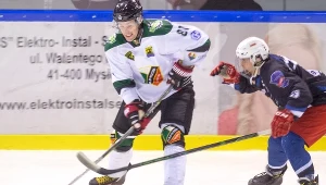 Zawodnik Anteo Naprzodu Janów Marcin Jaros (z lewej) i Jakub Worwa z SMS-u PZHL-u Katowice