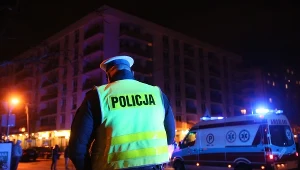 Służby przed blokiem przy ul. Rakuszanki w warszawskim Ursusie