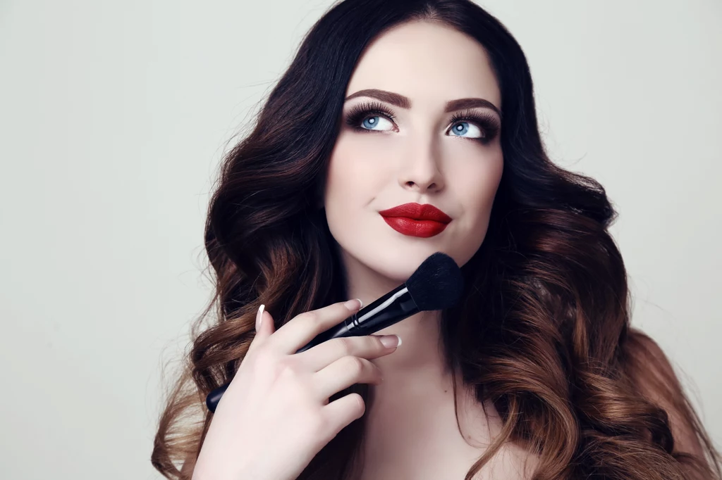 Jeśli chcesz, by make-up przetrwał wiele godzin, przed nałożeniem podkładu zastosuj bazę. To samo dotyczy cieni do powiek – baza dodatkowo wzmacnia ich kolorystykę.