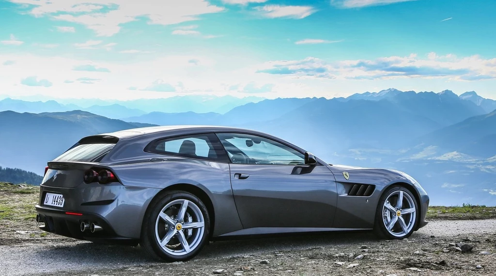 Ferrari GTC4 Lusso oferuje już napęd na wszystkie koła, cztery miejsca siedzące, praktyczny bagażnik i często reklamowane jest jako auto dla ludzi aktywnych. Wygląda na to, że za parę lat nie będzie to jedyne Ferrari, jakim będzie można pojechać na narty