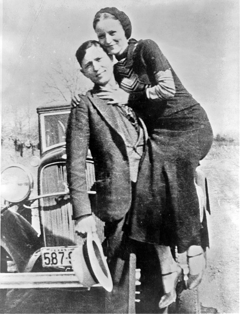 Bonnie Parker i Clyde Barrow przed swoim Fordem V-8