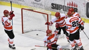 Hokeiści Cracovii (siedzi Maciej Urbanowicz, 1. z prawej Damian Kapica).