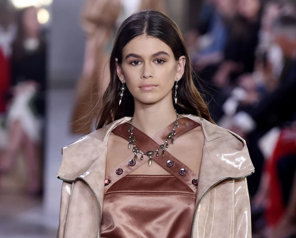 Kaia Gerber ​do świata mody wkroczyła z impetem kilka lat temu, pozując do sesji zdjęciowej dla Versace