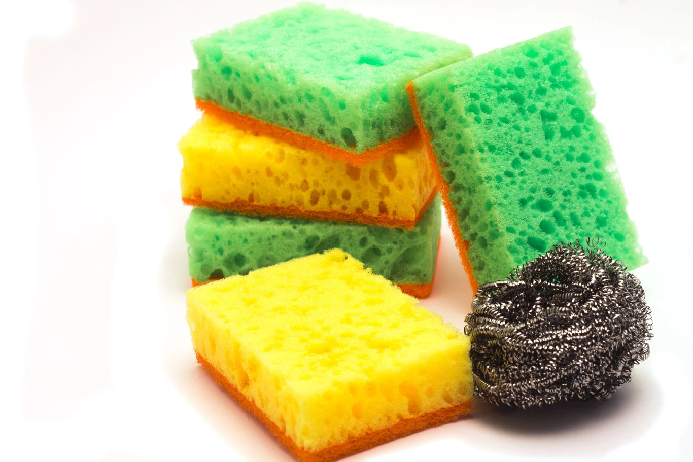 Gdzie wyrzucać zużyte gąbki do naczyń? Warto wiedzieć, że nie nadają się one do recyklingu. Gdzie wyrzucać zużyte gąbki do naczyń? Warto wiedzieć, że nie nadają się one do recyklingu.