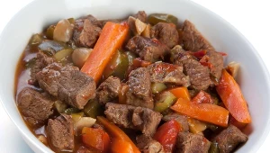 Zapomnij o suchym mięsie gulaszowym. Wystarczy jedna prosta rzecz, by rozpływało się w ustach 