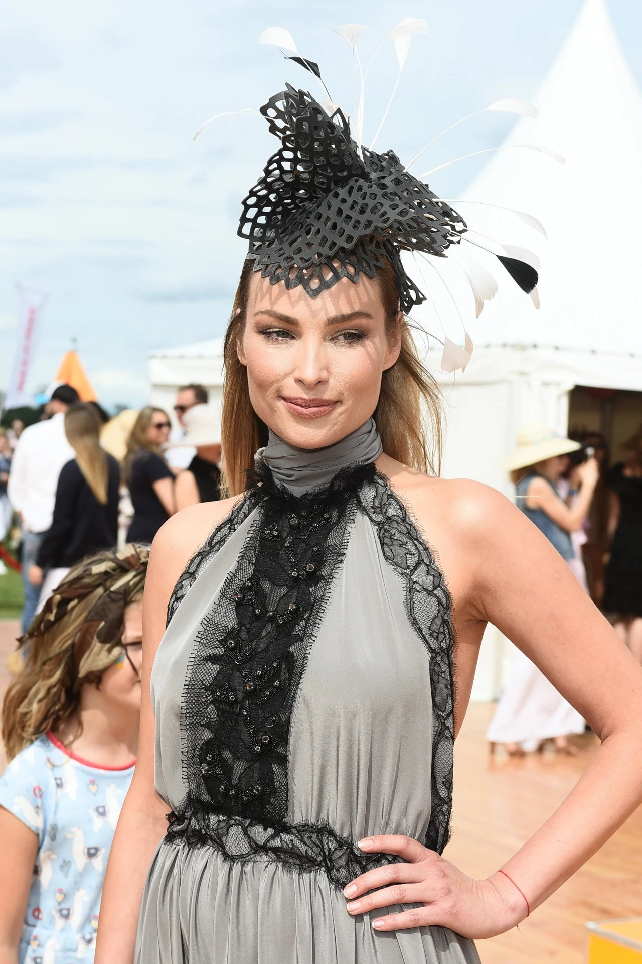 Weronika Książkiewicz z czerwoną nitką na nadgarstku