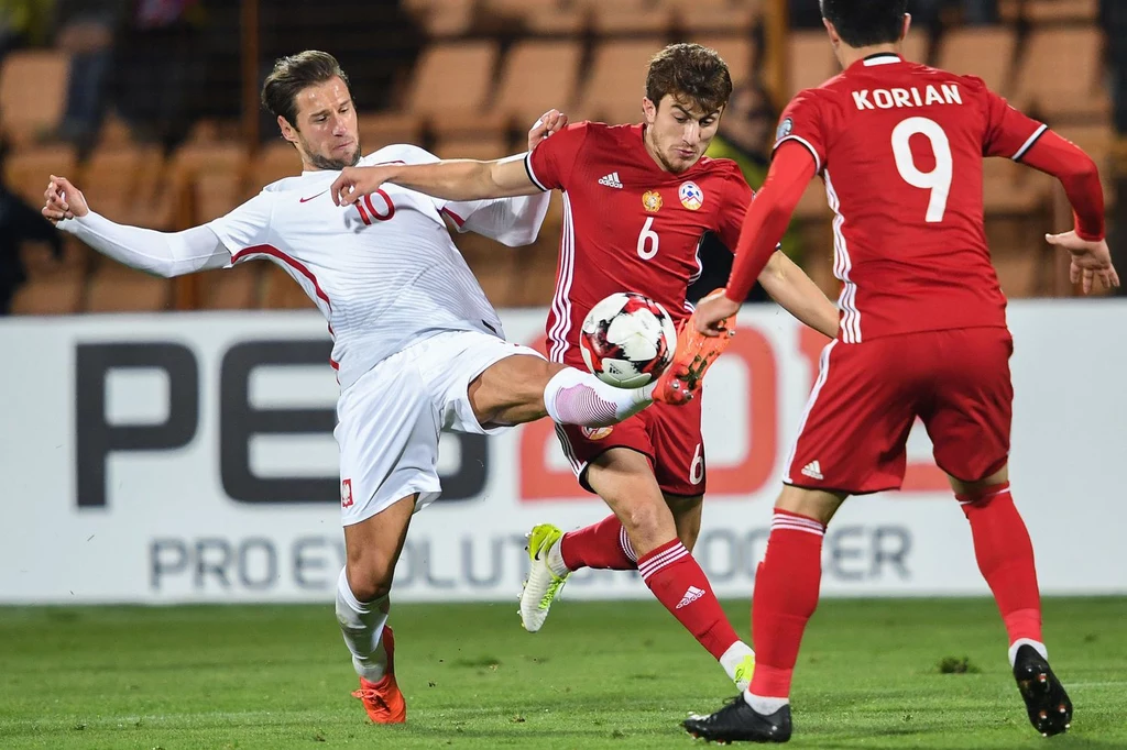 Grzegorz Krychowiak (z lewej) w walce z Ormianami Grzegorz Krychowiak (z lewej) w walce z Ormianami