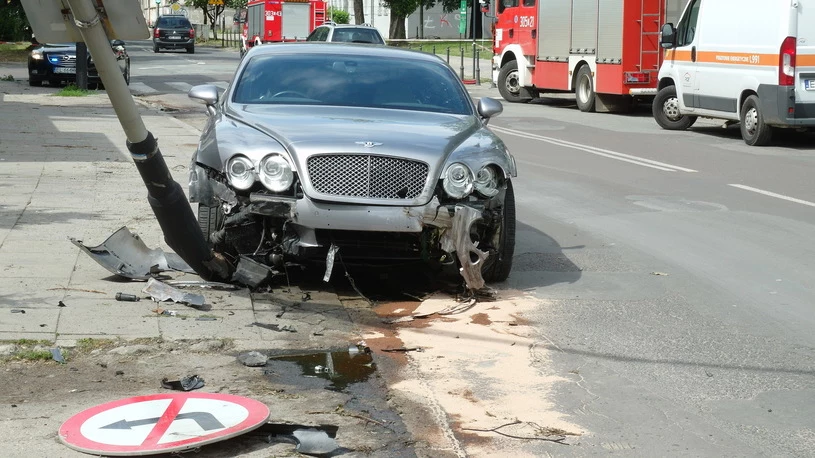 Brak OC może nie oznaczać tylko naprawę drogiego auta z własnej kieszeni, ale przede wszystkim pokrywanie kosztów leczenia poszkodowanych