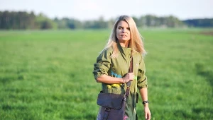 Marta Manowska przywozi listy rolnikom, fot. z oficjalnej strony programu "Rolnik szuka żony" na Facebooku