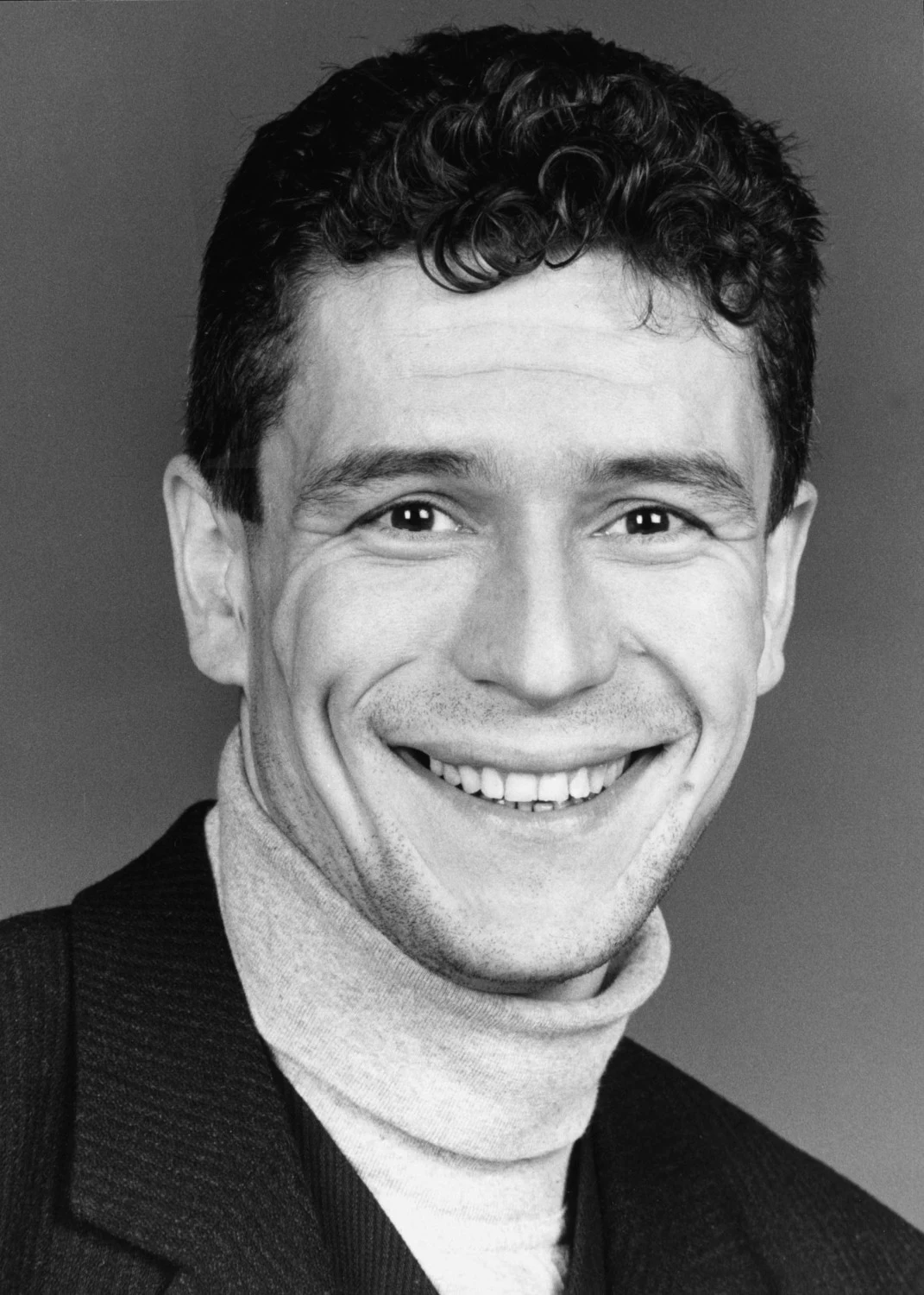 "Nie zamierzam nikogo epatować moimi przeżyciami - czy sobie wstrzyknąłem botoks, spotykam się z jedną czy drugą osobą? Nie uważam, żeby to było specjalnie interesujące, a już na pewno ja nie jestem zainteresowany dzieleniem się tym z kimkolwiek. Chcę być oceniany na podstawie tego, co robię, czyli pracy, a nie plotek, które szczerze mówiąc, w ogóle mnie nie obchodzą" - deklaruje Andrzej Zieliński.

W sobotę, 14 października, popularny i aktor obchodzi 55. urodziny.