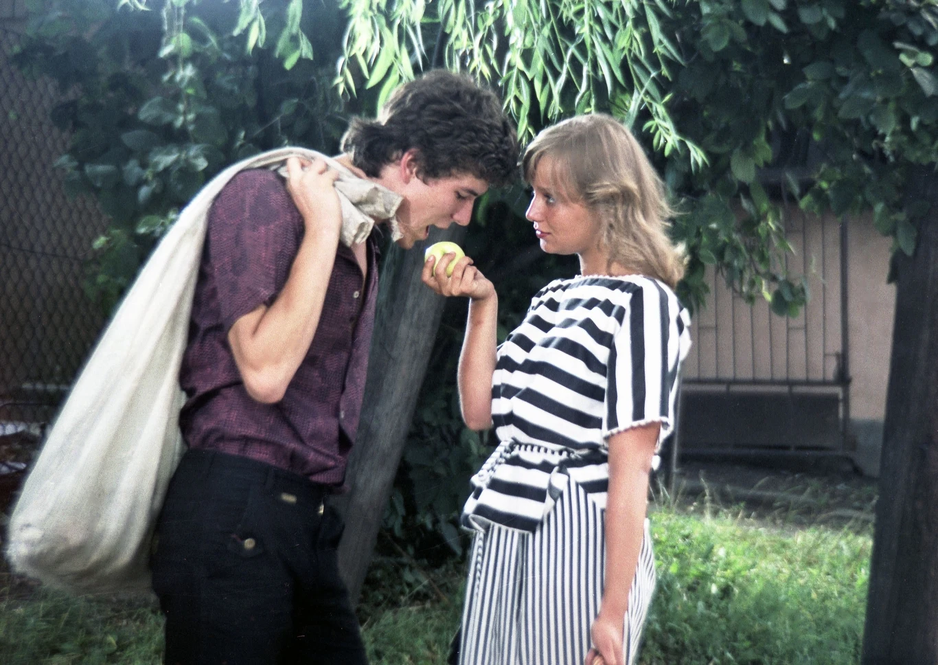 Aktorem został przez przypadek. 

"Moi koledzy, którzy razem ze mną dostali się do szkoły teatralnej, brali wcześniej udział w konkursach recytatorskich albo należeli do amatorskich teatrów, a ja nigdy nie miałem nic wspólnego z czymś podobnym. Ktoś po prostu mi zasugerował, że mógłbym ewentualnie zdawać do szkoły teatralnej. Miałem wtedy kompletną sieczkę w głowie, niewiele wiedziałem o sobie i o życiu, w ogóle nie wiedziałem, czego naprawdę chcę, więc poszedłem na egzaminy wstępne bez jakichkolwiek nadziei, bez oczekiwań i bez marzeń. Przyjęli mnie i tak to się zaczęło" - aktor mówił w jednym z wywiadów.