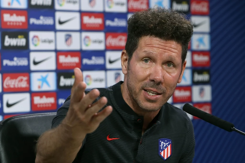 Trener Atletico podczas piątkowej konferencji prasowej Trener Atletico podczas piątkowej konferencji prasowej