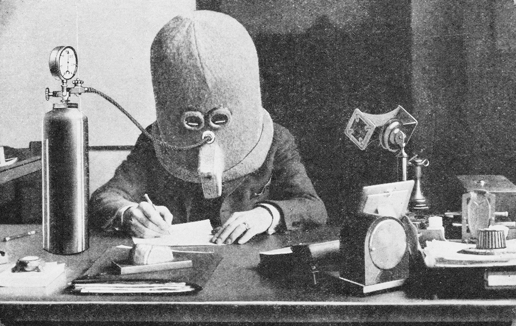 Hugo Gernsback pracujący w skupieniu, dzięki swojemu "izolatorowi"