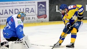Hokeista TatrySki Podhala Nowy Targ Bartłomiej Neupauer (P) i bramkarz Michal Fikrt (L) z Unii 