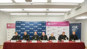 Od lewej: ks. dr Paweł Rytel-Andrianik, ks. prof. Antoni Dębiński, bp Artur Miziński, abp Stanisław Budzik, abp Henryk Hoser, bp Krzysztof Zadarko i ks. dr Andrzej Lubowicki