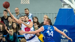 Koszykarz Anwilu Włocławek Josip Sobin (z lewej) i Igor Zajcew z Rosy Radom