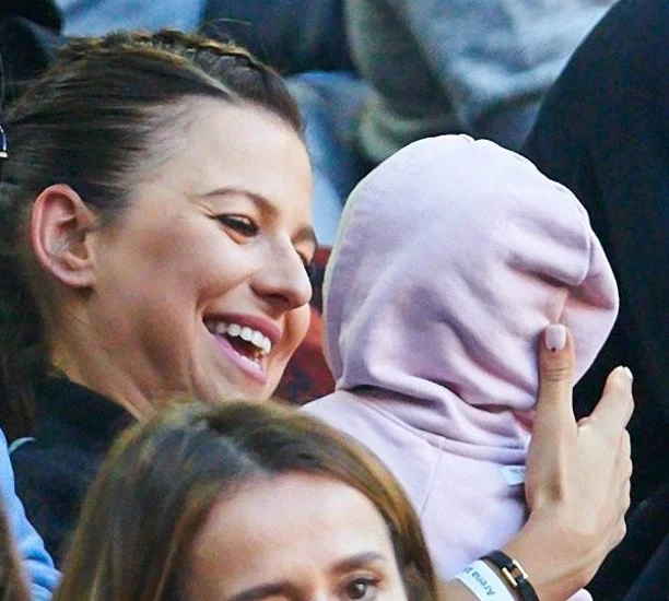 Anna Lewandowska i Klara na meczu Bayernu