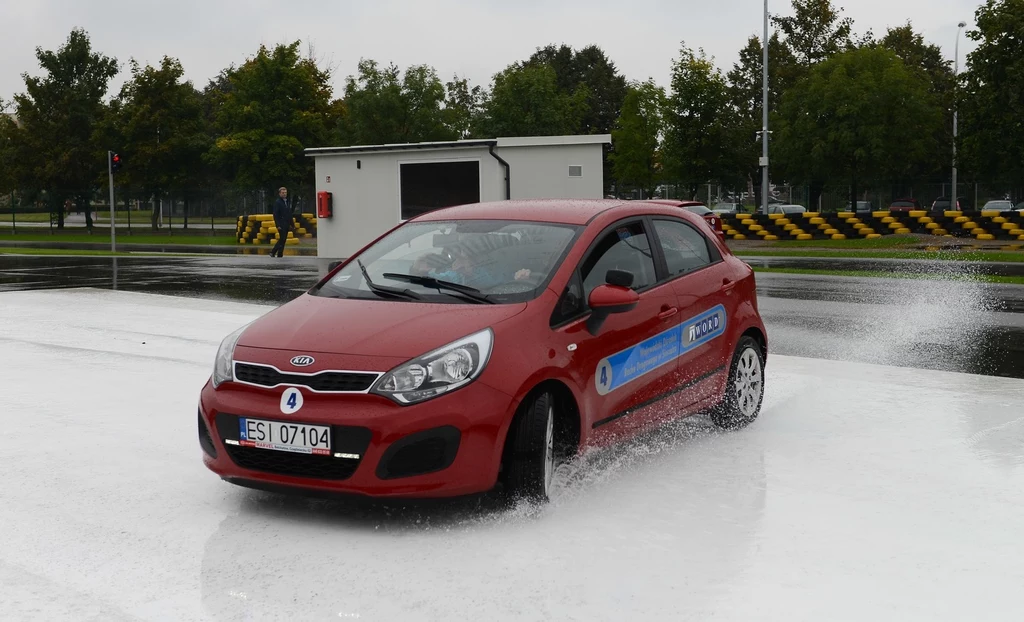 Każdy kierowca powinien nauczyć się opanowywać auto w poślizgu. Najlepiej na płycie poślizgowej, pod okiem instruktora