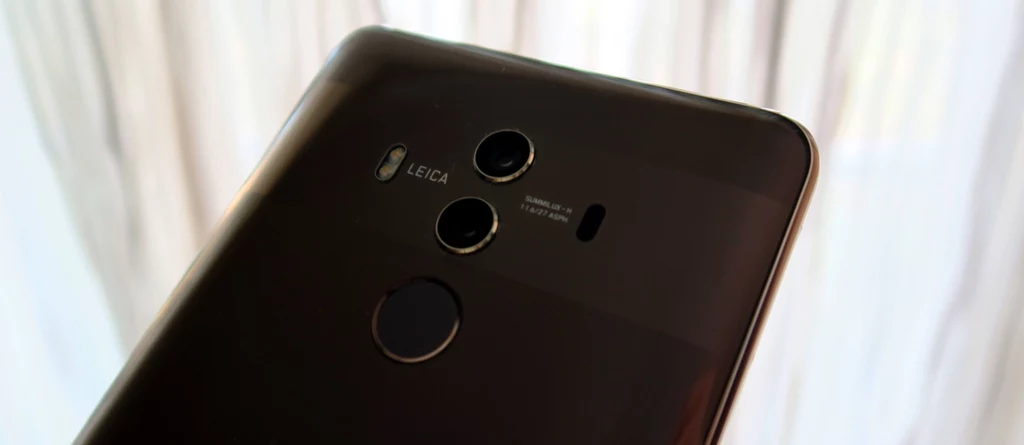 Mate 10 Pro ma charakterystyczne dla urządzeń Huaweia dwa obiektywy