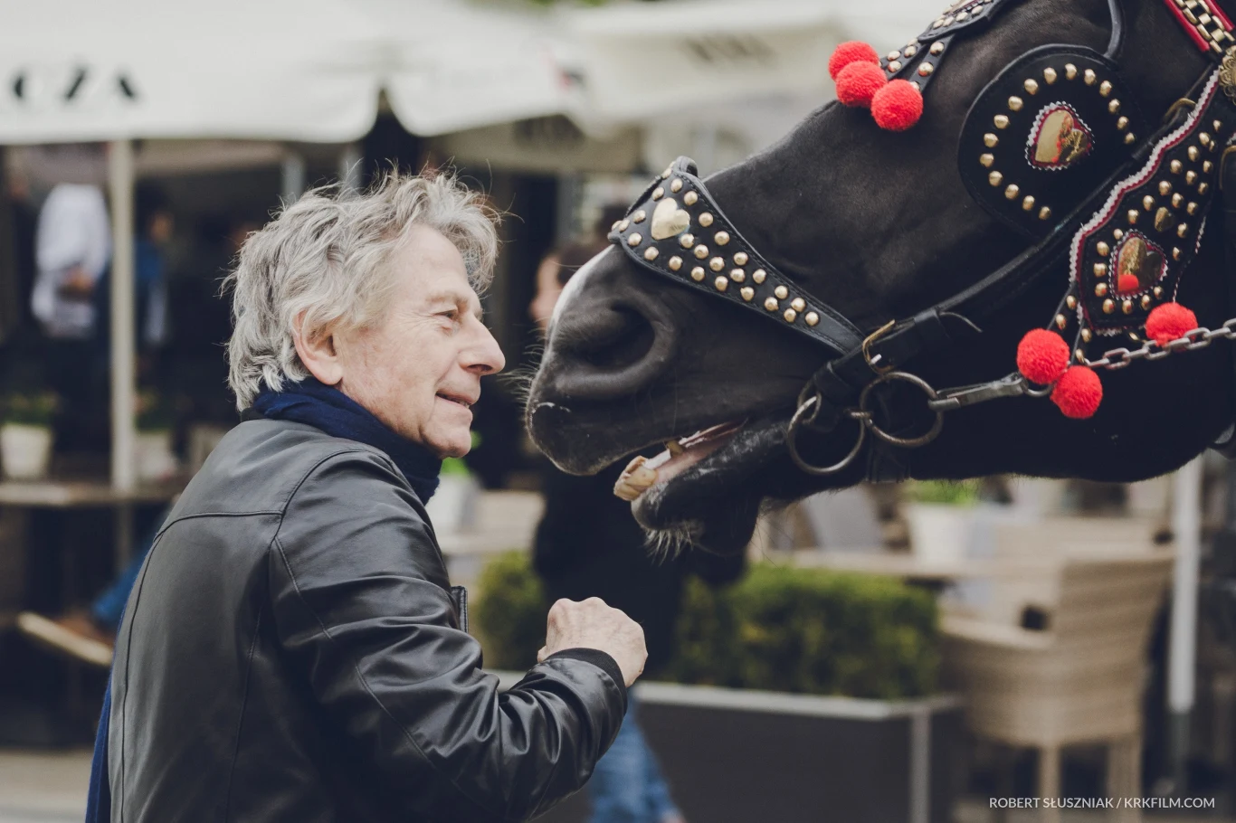 78-letni Horowitz jest jednym z najmłodszych ocalonych z Holocaustu, a jego historia została pokazana w filmie Stevena Spielberga pt. "Lista Schindlera". - To duża odpowiedzialność. Bohaterowie zaufali nam i powierzyli bardzo osobiste wspomnienia. Mają nam tak wiele do opowiedzenia, że podczas zdjęć trudno jest za nimi nadążyć - zaznacza producentka filmu Anna Kokoszka-Romer.

- Mimo trudnych doświadczeń, które ich ukształtowały, nasi bohaterowie mają ogromne poczucie humoru, którym zarażają ekipę filmową - mówi reżyser filmu Mateusz Kudła i przywołuje wieczór spędzony pod Halą Targową w Krakowie, gdzie Roman Polański i Ryszard Horowitz, czekając na kiełbaski z Nyski, rozbawiali całą kolejkę.