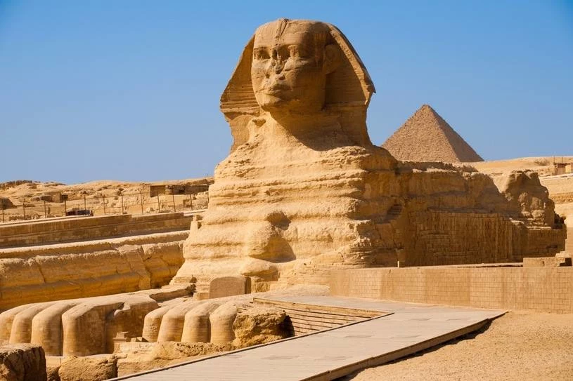 Odkryto, że Wielki Sfinks z piramidy Mykerinosa w Gizie nie jest dziełem wyłącznie człowieka. Sekretem do rozwiązania odwiecznej zagadki na temat tego, jak przed laty powstała tak imponująca rzeźba okazała się erozja