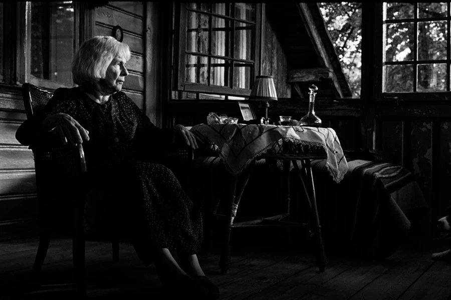 Film jest jednak inspirowany prawdziwymi wydarzeniami. - Usłyszałam od kogoś historię pewnej pani, która była właścicielką starego, drewnianego domu, pięknego świdermajera. Przez wiele lat był on dewastowany przez lokatorów, a pani starała się go odzyskać. Wreszcie, po wielu latach prób, została samodzielną właścicielką tego domu. Niestety, niedługo po tym zmarła - opowiadała Kędzierzawska.