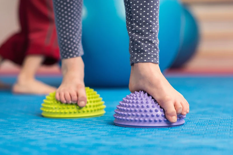 Chodzenie boso jest zdrowe, ale tylko po miękkim podłożu, takim jak trawa czy piasek