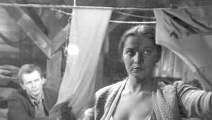 Teresa Iżewska w filmie "Baza ludzi umarłych"