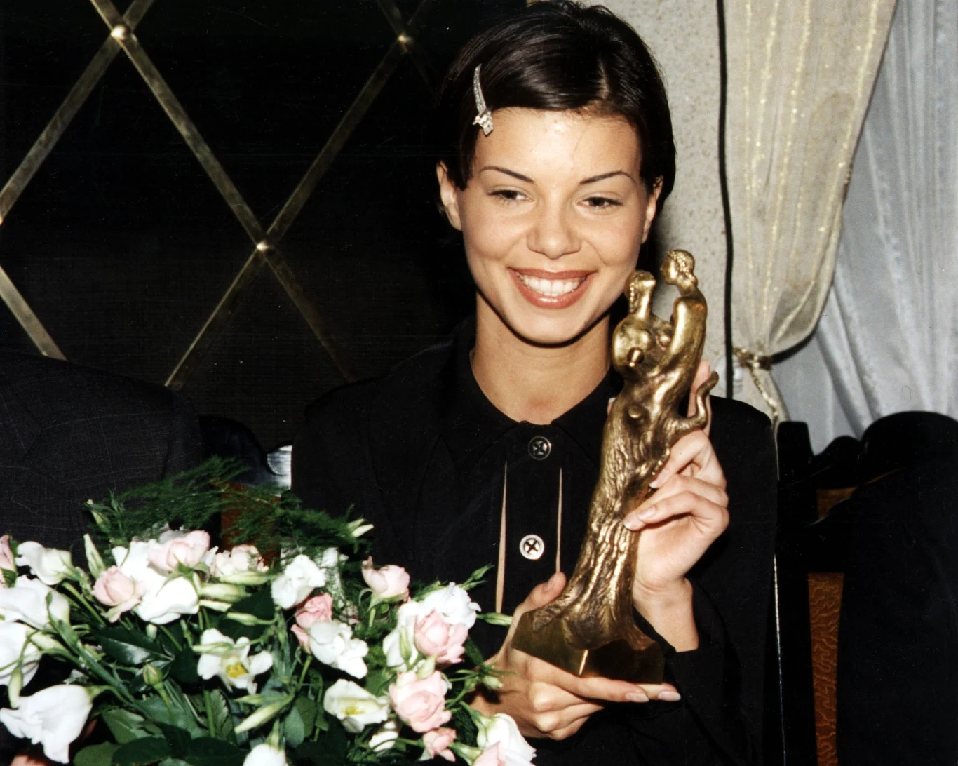 Edyta Górniak na zdjęciu z 1995 roku. Wokalistka była już po wielkim sukcesie na Eurowizji, gdzie zajęła drugie miejsce, a w wkrótce ukazał się jej debiutancki album "Dotyk", który promowały single "To nie ja!" i "Jestem kobietą". Za album otrzymała Fryderyka. 