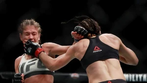 Karolina Kowalkiewicz (z lewej) w walce z Joanną Jędrzejczyk