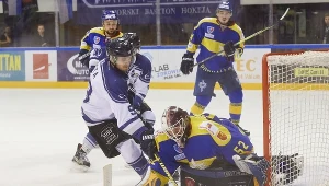 Zawodnik MH Automatyka Gdańsk Filip Pesta (L) i bramkarz Tatryski Podhale Nowy Targ Martins Raitums