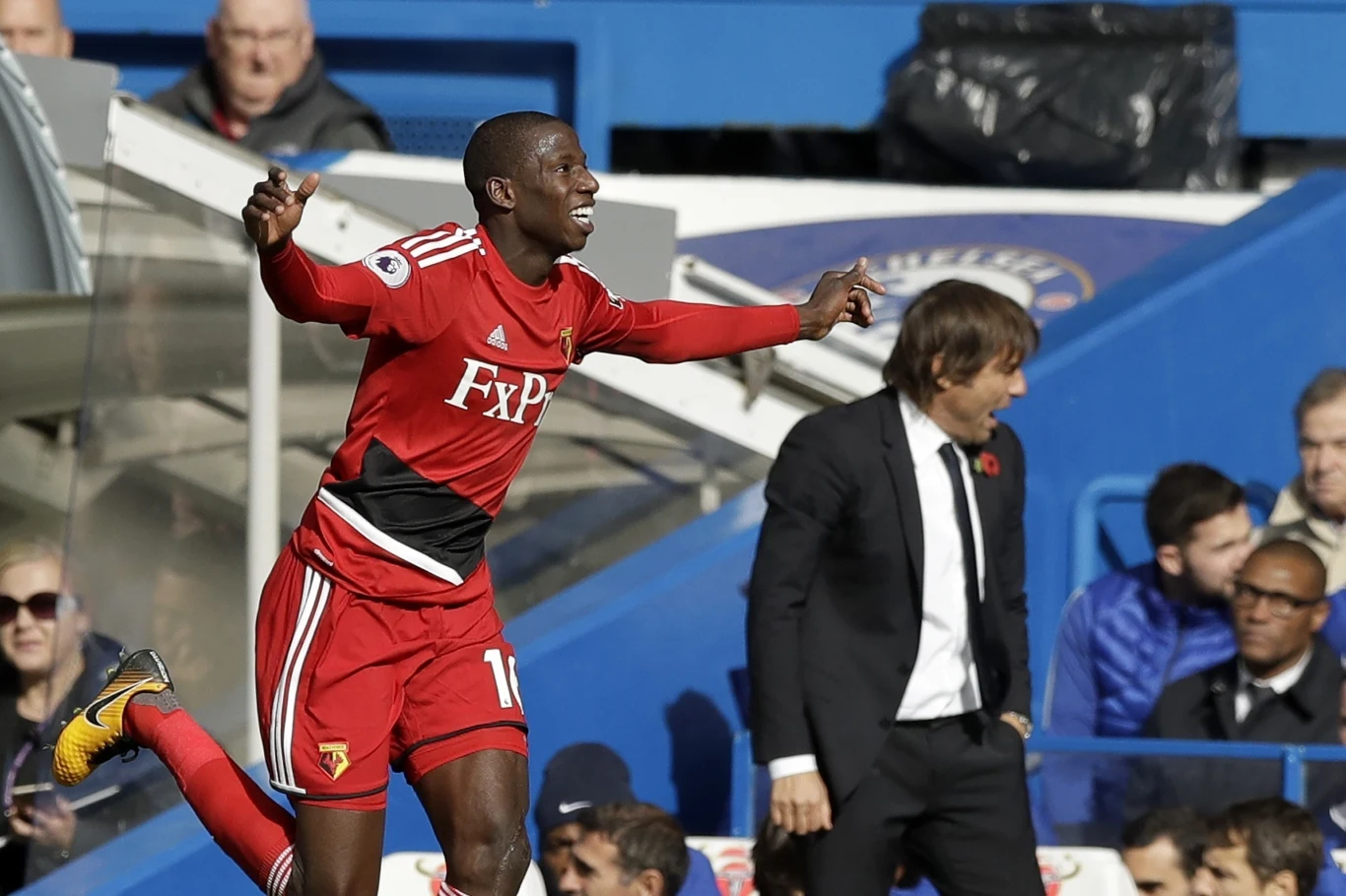 Radość Abdoulaye'a Doucoure'a. W tle Antonio Conte, trener Chelsea Londyn Radość Abdoulaye'a Doucoure'a. W tle Antonio Conte, trener Chelsea Londyn