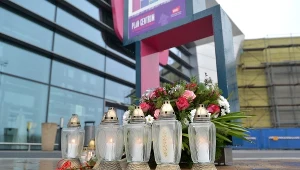 Znicze i kwiaty przed zamkniętą galerią handlową w Stalowej Woli