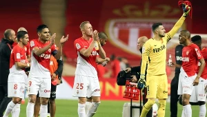 Kamil Glik (trzeci z lewej) cieszy się z drużyną ze zwycięstwa